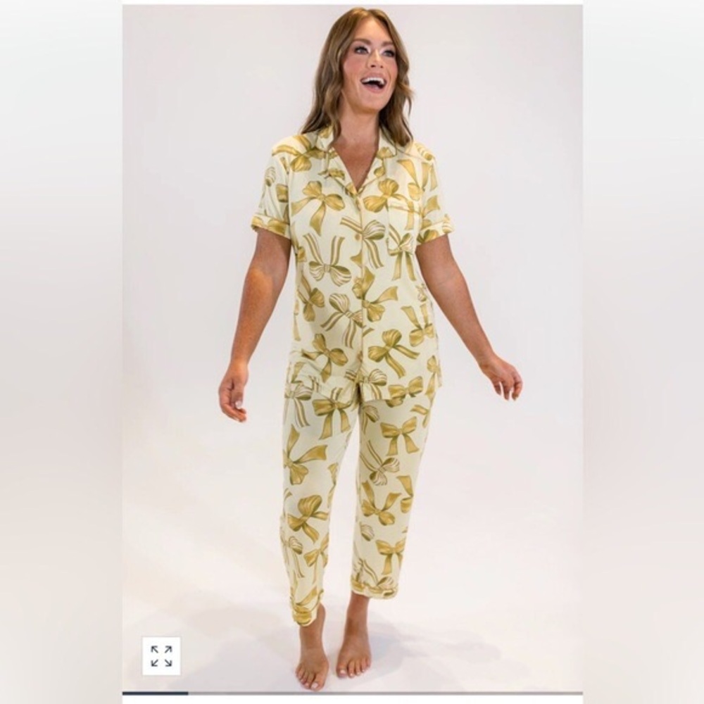 In My Sundays GOLD BOWS SHORT SLEEVE & CROPPED PANT
PAJAMA SET